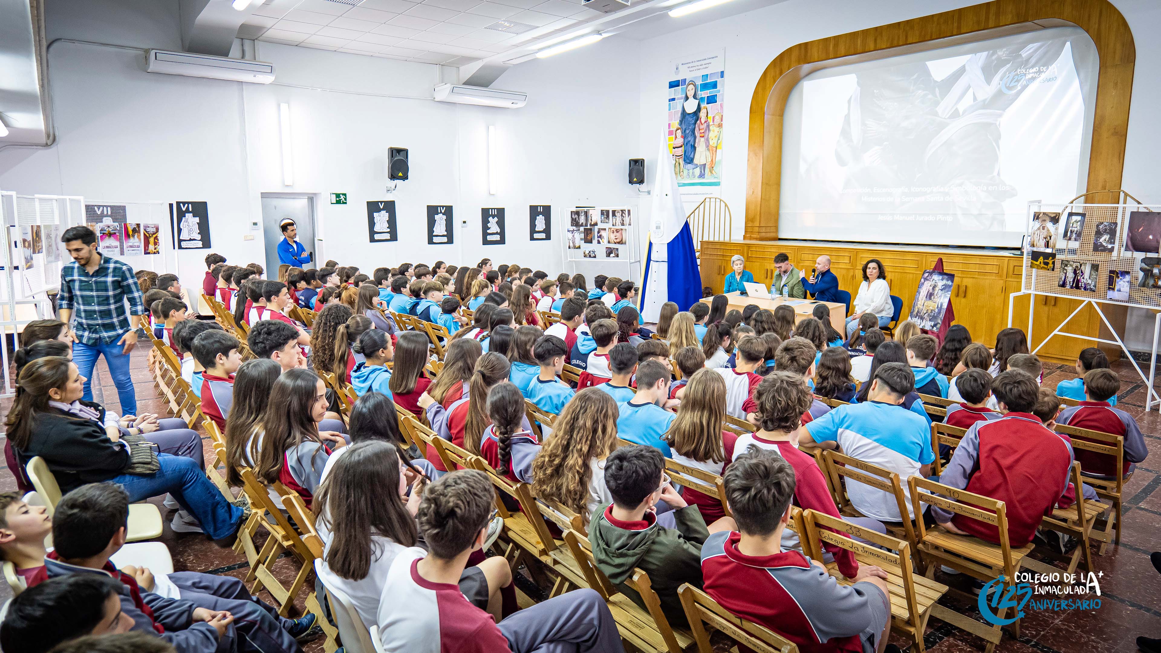 Vista panorámica del salón de actos del centro en plena actividad educativa.